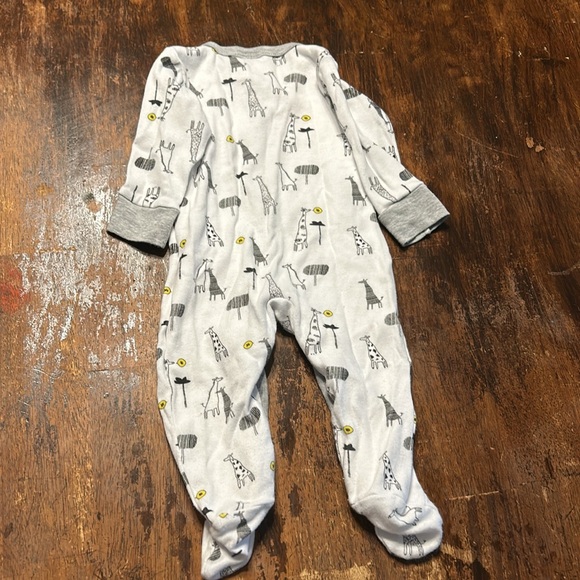 Set of 3 different brand 3-6 months baby outfits. - Picture 8 of 9